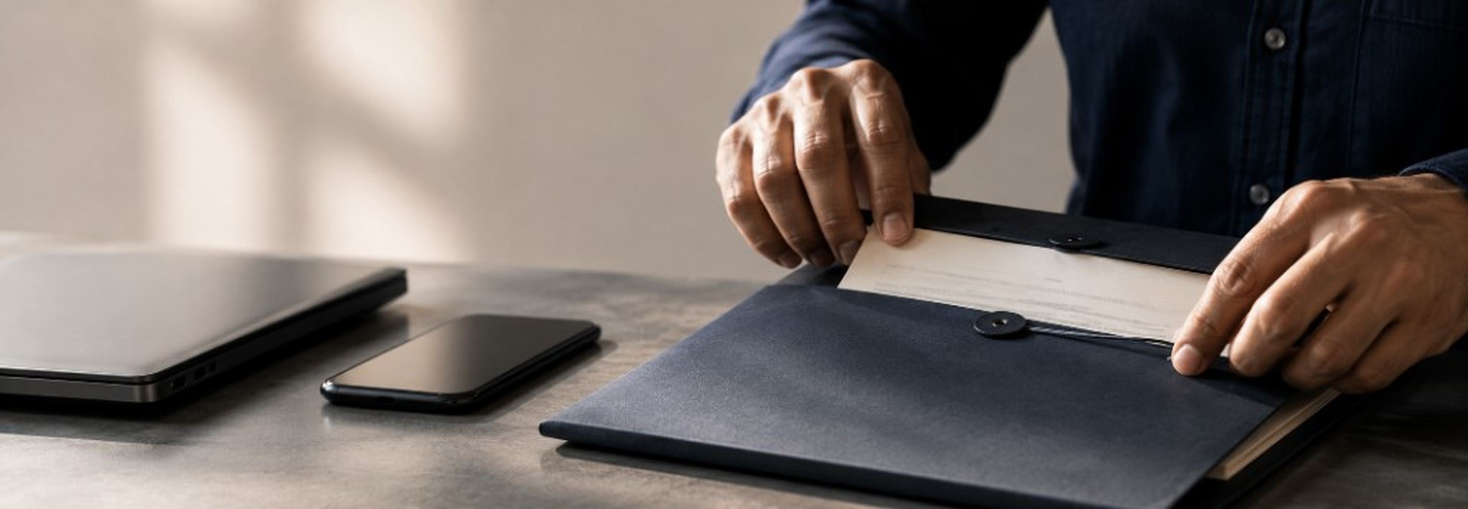 Mani che sigillano una cartella riservata per proteggere un documento privato — Informativa sulla privacy di Itqan